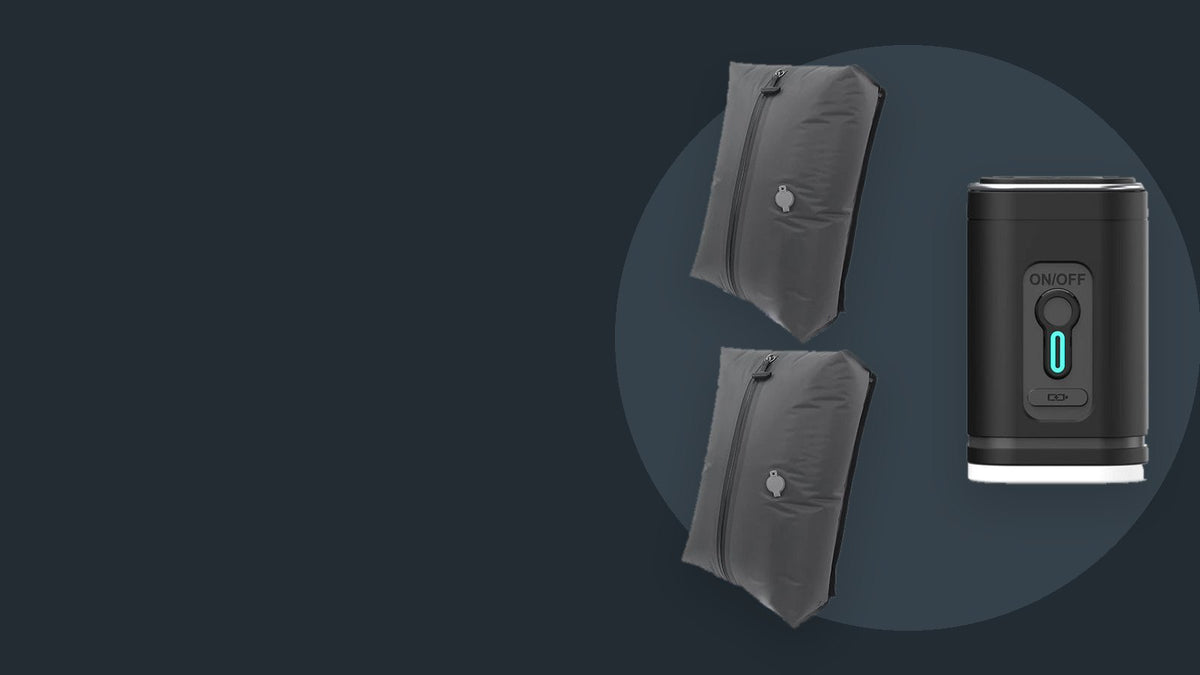 Pack Escapada AeroZipper: dos bolsas de compresión y bomba eléctrica sobre fondo oscuro